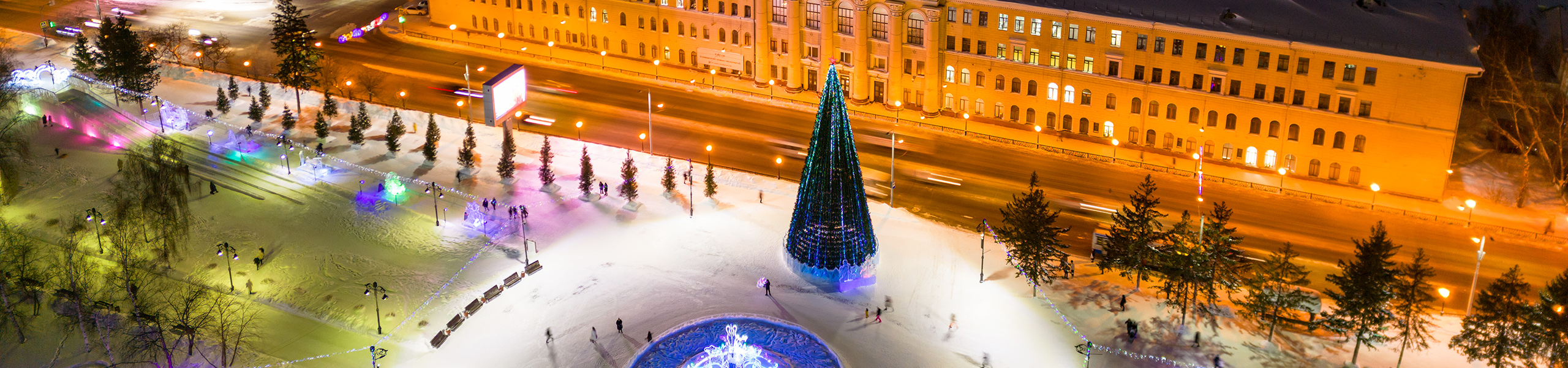 Городская елка украшенная видеогирляндой в Томске 