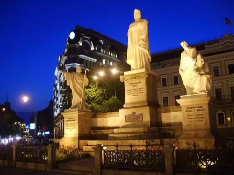Вечерний облик памятника
