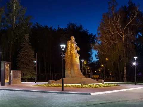 Вечерняя подсветка памятника