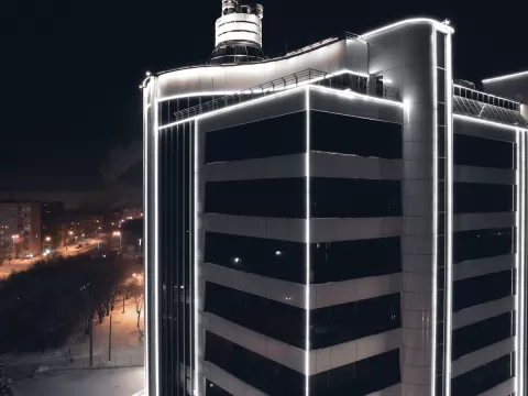 Контурное освещение офисного здания в Магнитогорске