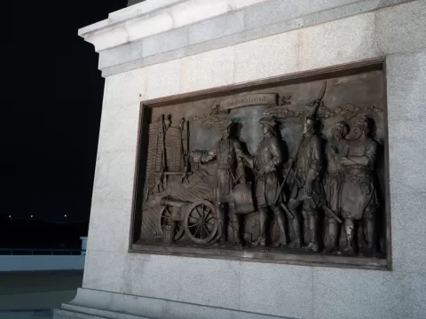 Подсветка памятника